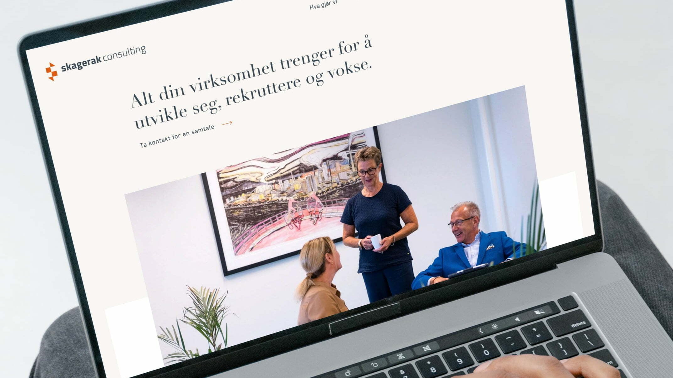 Digital design som gir retning: Skagerak Consulting ønsket å fornye sin visuelle identitet og styrke den digitale tilstedeværelsen. Sammen utviklet vi en løsning der UX, UI og universell utforming ble integrert fra første skisse – med mål om å gjøre det enklere å forstå, navigere og handle.