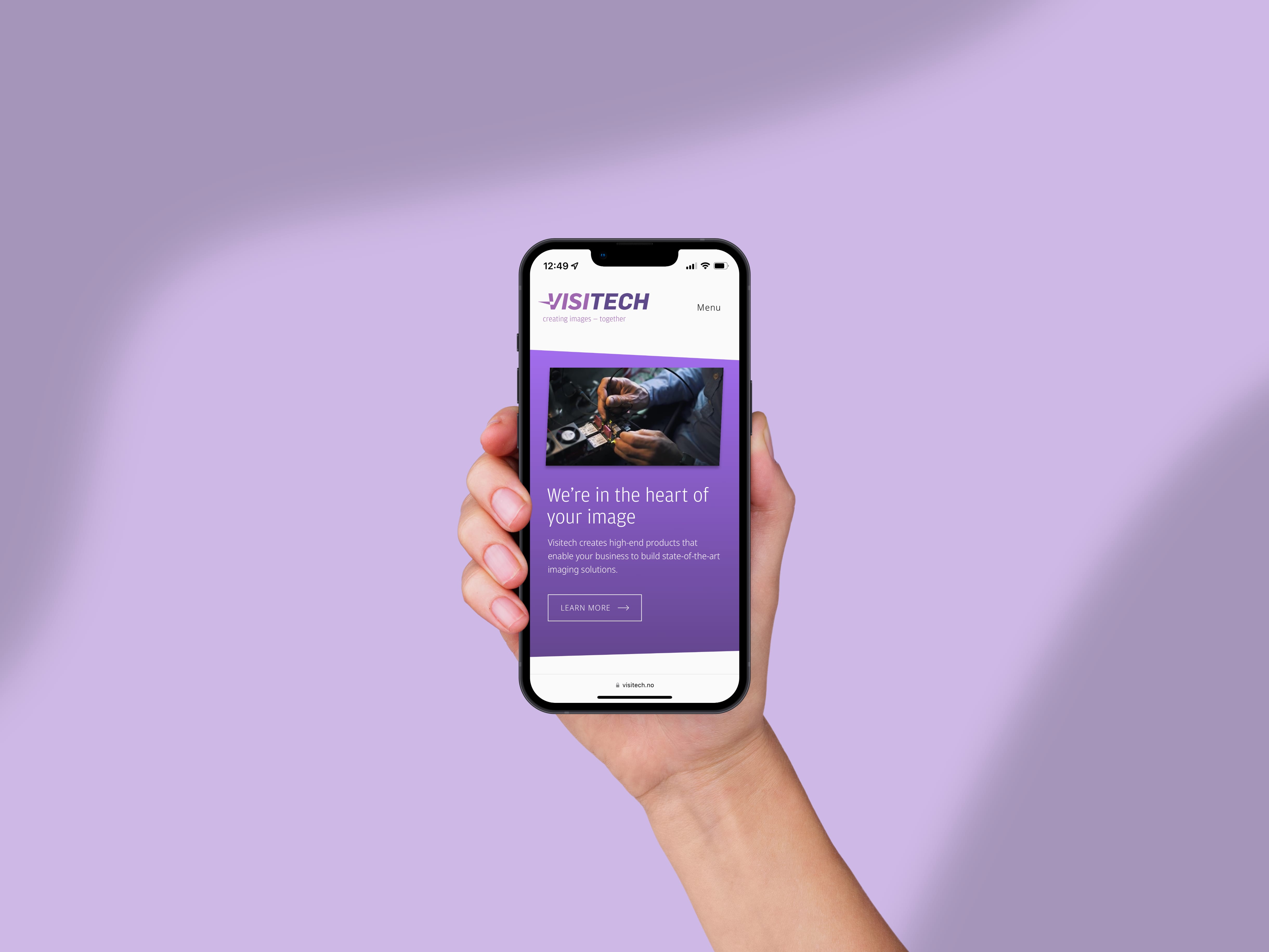 Identiteten gjennom hele kjeden: Visitechs nettside henter direkte fra profilen – farger, typografi, formspråk. Det er denne konsekvensen som gjør at uttrykket forblir gjenkjennelig på tvers av flater og verktøy.